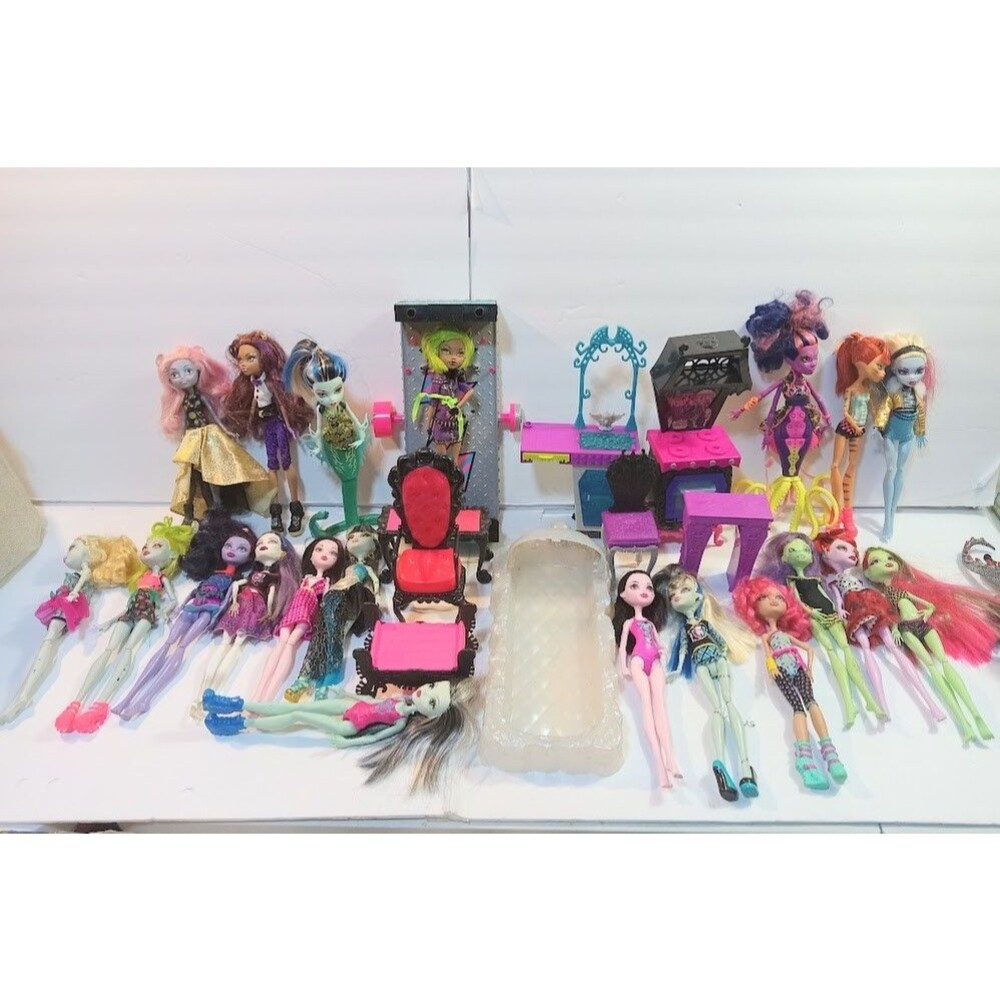 Monster High Doll Bundle 20 Dolls  Furniture Lot